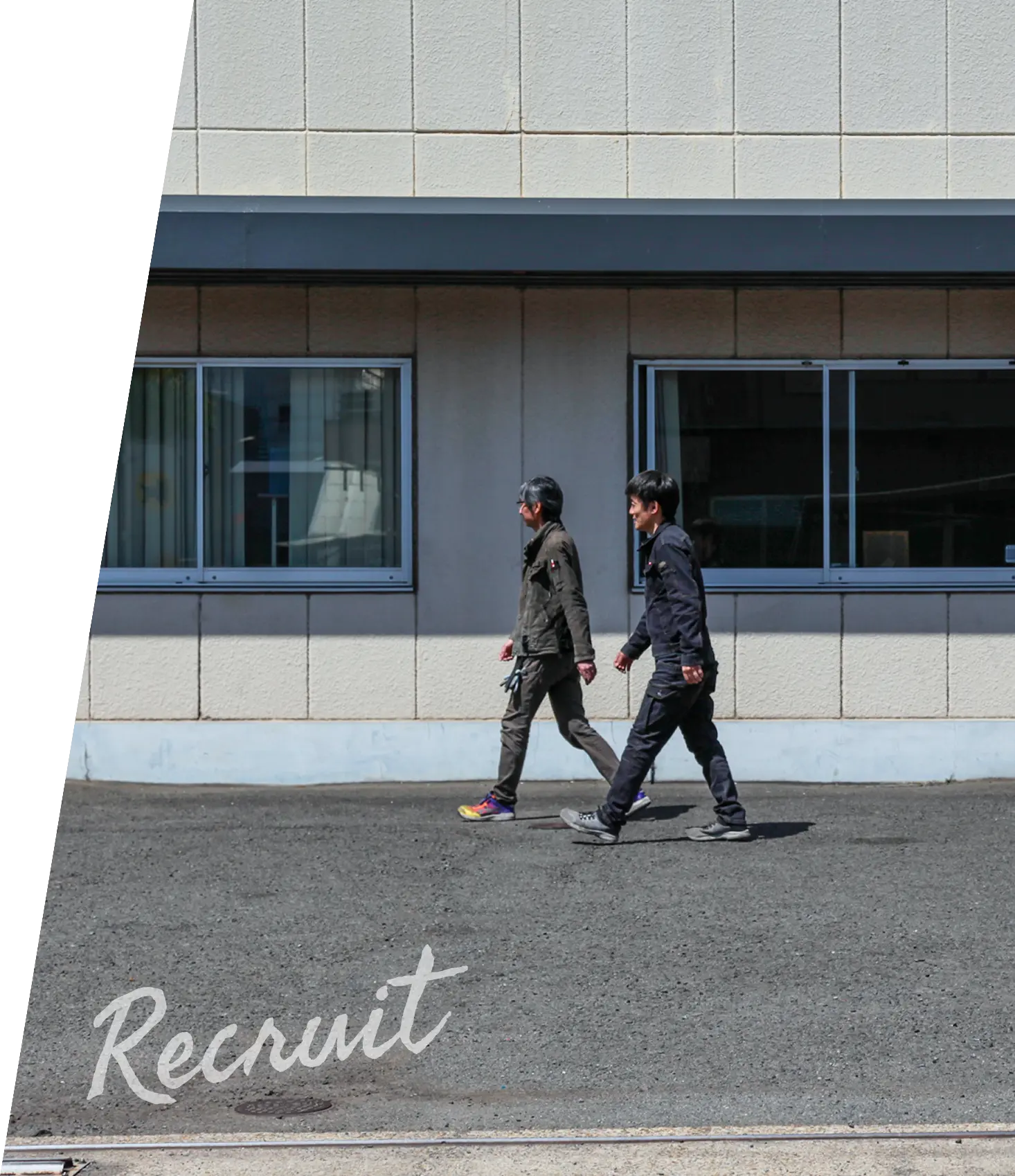 2名の社員が歩いている写真