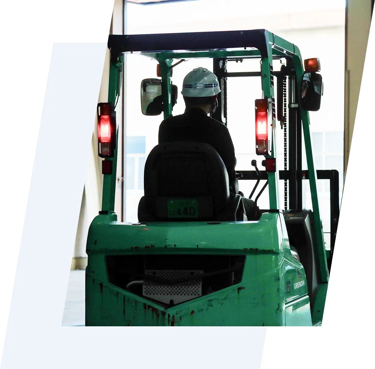フォークリフトを運転している写真